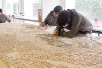 Equip del Taller de Maquetes de l'ETSAV treballant en la maqueta de Barcelona.