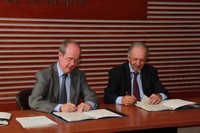 El rector de la UPC, Antoni Giró, i el president i director general d'Endesa-Red, Jose Luis Marín López-Otero, signant el conveni de renovació de la càtedra