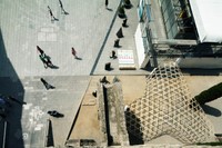 El pavelló de baix cost Jukbuin, que es va construir amb la col·laboració de l’estudiantat de l’ETSAV davant de la catedral de Barcelona, durant el festival d’arquitectura eme3, al mes de juny de 2012.