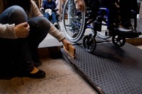 Estudiants de l'ETSAB mesurant l'accessibilitat dels carrers, comerços i equipaments.