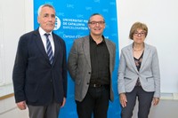 Joan Gallostra Pedemonte, president del Grupo JG; Enric Fossas, rector de la UPC i Dolors Calvet, directora de la Càtedra JG, en el moment de la renovació (d'esquerra a dreta).