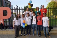 Imatge general dels estudiants de la UPC participants al concurs SWERC '13, tots ells guardonats, amb el professor Salvador Roura