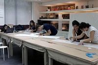 Els cinc alumnes, durant la construcció del pavelló al Tongji International Construction Festival 2017