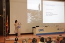 L'arquitecta Carme Pigem impartint la lliçó, que ha versat sobre la seva experiència i reflexions durant 30 anys de professió