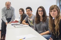 Jaume Rosell Colomina, professor d’història de la composició a l’Escola Politècnica Superior d’Edificació de Barcelona, amb alguns dels seus alumnes.