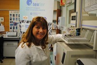 Carmen Gutiérrez, coordinadora del projecte, amb el cromatògrafo de gasos i espectòmetre de masses (GCMS).