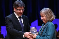 El president de la Generalitat, Carles Puigdemont, i Núria Castell, directora de la FIB, en el moment d'entrega del Premi d'Honor.