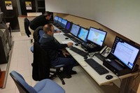 El professor Xavier Martínez de Osés, del departament de Ciència i Enginyeria Nàutica, i Santiago Menéndez, dels Serveis Informàtics de l'FNB, portant a terme proves de connexió del simulador amb la Xarxa Europea de Simuladors Marítims