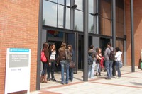 Estudiantat  davant de la façana principal de la FOOT