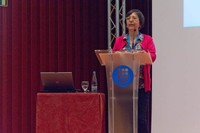 La gerent, Olga Lanau, durant la presentació de l'informe sobre la situació econòmica de la UPC en la sessió ordinària del Claustre Universitari del 24 de febrer de 2014