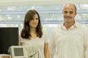 La doctoranda Anna Garcia Sabaté amb el professor Ricard González Cinca, en el Laboratori de Microgravetat de l'EETAC