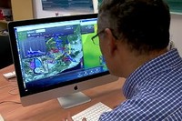 El professor de la UPC Daniel Sempere observa les dades a la plataforma del projecte IMPRINTS