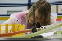 Una de les estudiantes de secundària durant la seva participació en un dels tallers dels Campus Científics d'Estius realitzats a Unviersitats d'arreu d'Espanya