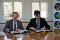 Antoni Giró i Pere Girbau signen l'acord de creació de la càtedra