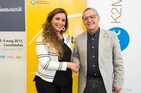 L'alcaldessa de Castelldefels, Candela López, i el rector de la Universitat Politècnica de Catalunya (UPC), Enric Fossas, en el moment de la signatura del conveni.