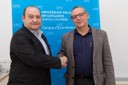 Carles Ruiz, alcalde de Viladecans (a l'esquerra de la imatge), i Enric Fossas, rector de la UPC (a la dreta de la imatge), després de la signatura de l'acord marc de col·laboració.