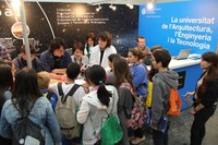 Escolars a l'estand de la UPC del 33è Saló Internacional del Còmic.