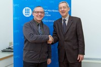 D'esquerra a dreta: Enric Fossa, rector de la UPC i Xavier Guitart, president del Clúster Audiovisual de Catalunya. 