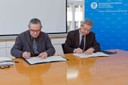 Enric Fossas i Xavier Guitart durant la signatura de l'acord.