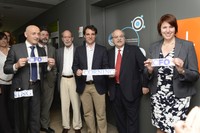 D’esquerra a dreta: Lluís Torner, director de l’ICFO; Antoni Castellà, secretari d’Universitats i Investigació; Santiago Barona, tercer tinent alcalde de Promoció econòmica i foment de l’ocupació de Castelldefels; Manuel Reyes, alcalde de Castelldefels ; Andreu Mas-Colell, secretari d’ Economia de la Generalitat de Catalunya; i Alexandra Boscovic, directora de Corning European Technology Center.