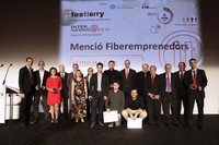El grup de premiats de la Festibity amb els representants de les entitats organitzadores.