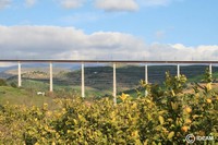 Viaducte mixt de ferro i formigó que recorre la línia de ferrocarril de l’AVE Córdoba-Málaga.