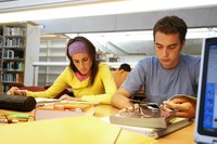 Estudiants a una biblioteca