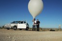 Imatge del globus estratosfèric, amb la llançadora low cost, amb el director del projecte, Joshua Tristancho, a la dreta
