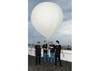 Els investigadors del projecte WikiSat en el moment del llançament del globus estratosfèric que condueix a l'espaci més proper la llançadora de minisatèl·litsites