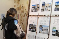 Visitant a l'exposició de l'ETSAB