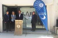 D'esquerra a dreta: Frederic Vilà, director de l’Escola Politècnica Superior d’Enginyeria de Vilanova i la Geltrú (EPSEVG); l'alcaldessa de Vilanova i la Geltrú, Neus Lloveras; Michel Andrè, investigador de la UPC i director del LAB, i el rector de la UPC, Enric Fossas, durant la inauguració de la nova instal·lació.
