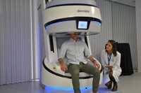 Pacient provant la nova tècnica de l'empresa Davalor.