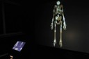 Projecció de l'homínid "Pau" a la paret virtual