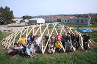 L'equip que ha instal·lat l'estructura del pavelló Ametlla a l'ETSAV. Foto: Andrés Flajszer