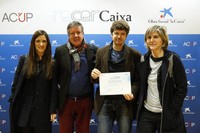 El professor Xavier Monteys juntament amb altres membres del grup Habitar en el moment de rebre un dels ajuts RecerCaixa 2016