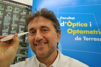 El doctor en Optometria i Ciències de la Visió Jaume Pauné, amb la  lent de contacte que frena la progressió de la miopia.