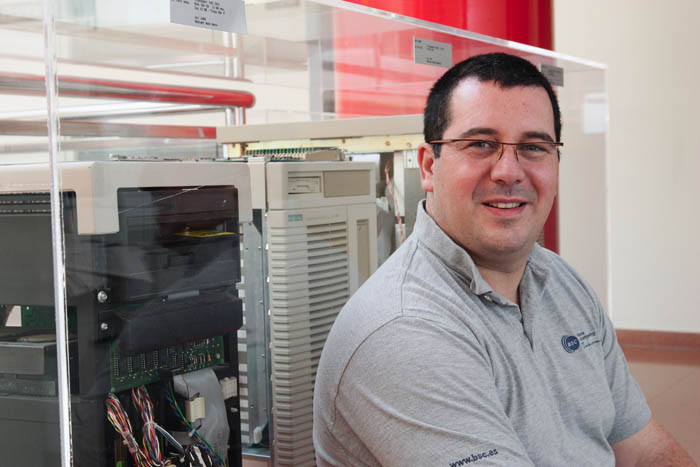 Àlex ramírez, al costat d&rsquo;ordinadors antics. la llei de moore ha afavorit la reducció de les dimensions d&rsquo;aquests aparells.