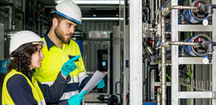 personal tècnic del ctaqua revisant instal&middot;lacions 