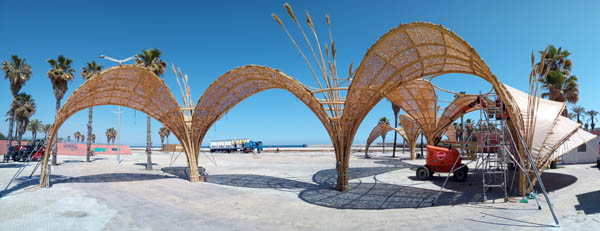 estructura de carpes a base d&rsquo;arcs de canya natural: un dels escenaris al primavera sound 2017, creat per professorat de l&rsquo;epseb i l&rsquo;etsab