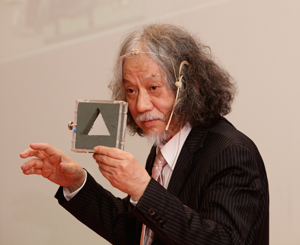 jin akiyama durant la seva lliçó inaugural de la upc, el 23 de setembre de 2015