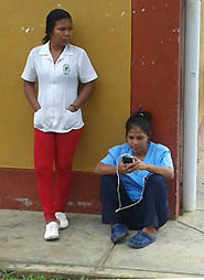 dues tècniques sanitàries, comunicant-se per telefonia mòbil 3g a una de les comunitats peruanes