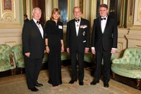 De dreta a esquerra: el professor Antoni Gens, el duc d’Edimburg i altres membres de la Royal Academy of Engineering.