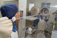 Un investigador fent tasques de recerca a la Sala Blanca del Departament d'Enginyeria Electrònica.