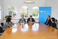 El rector Antoni Giró, juntament amb el president executiu de la Fundació BCN FP, Ramon Paredes, durant la signatura del conveni