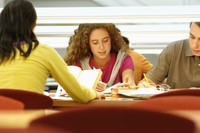 Joves estudiant a una de les biblioteques de la UPC