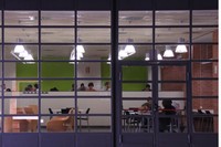 Visió frontal d'una de les sales d'estudi