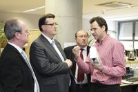 Francesc Xavier Mena escolta un investigador de la UPC, acompanyat d'Antoni Giró i Xavier Gil