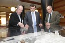 Antoni Giró i Francesc Solé mostren la maqueta del Campus Diagonal Besòs al conseller