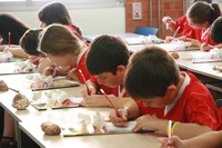 Els nens i nenes de 5è de primaria realitzant un taller experimental.