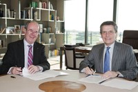 El rector de la UPC, Antoni Giró, i el conseller delegat d'ENDESA, Andrea Brentan, en el moment de la signatura del conveni.